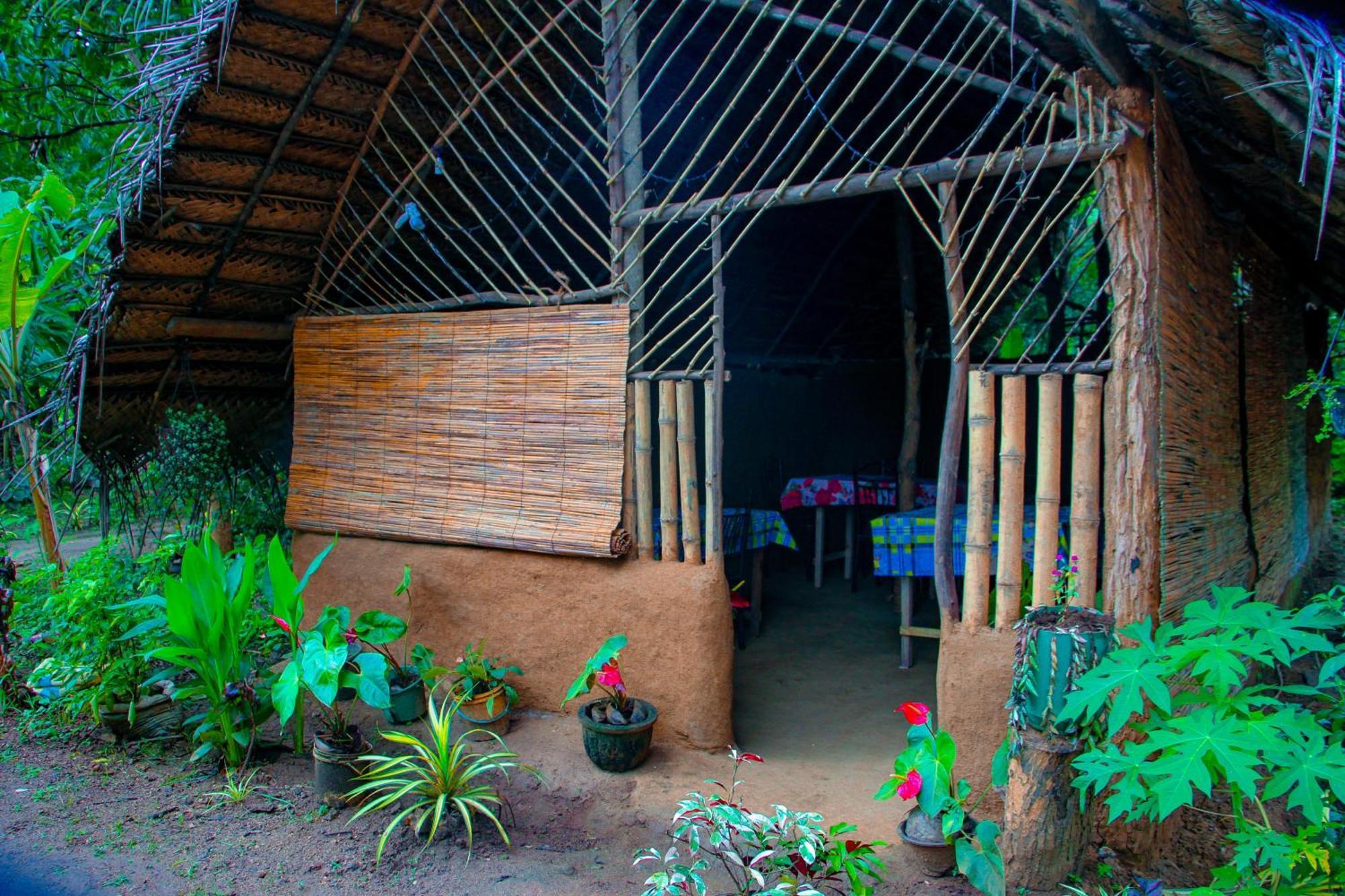Chanaka Holiday Inn Sigiriya Exterior foto